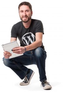 WordPress Programmierer kniend mit iPad